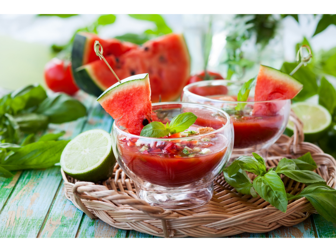 Sopa de sandía con frutos rojos y albahaca