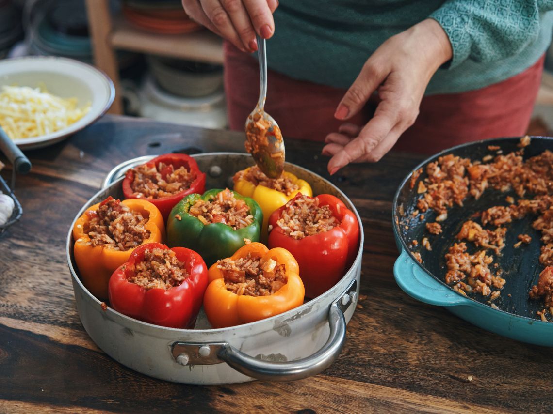 Pimientos rellenos de morcilla con falso pil - pil de piquillos