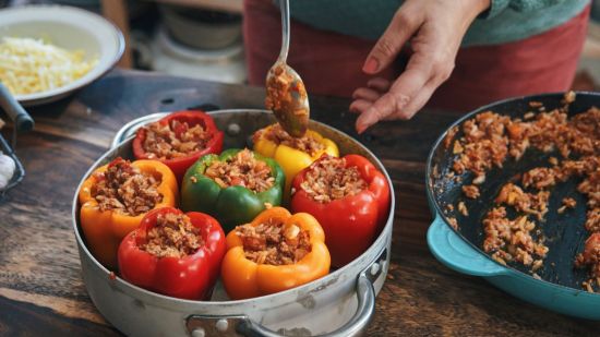 Pimientos rellenos de morcilla con falso pil - pil de piquillos