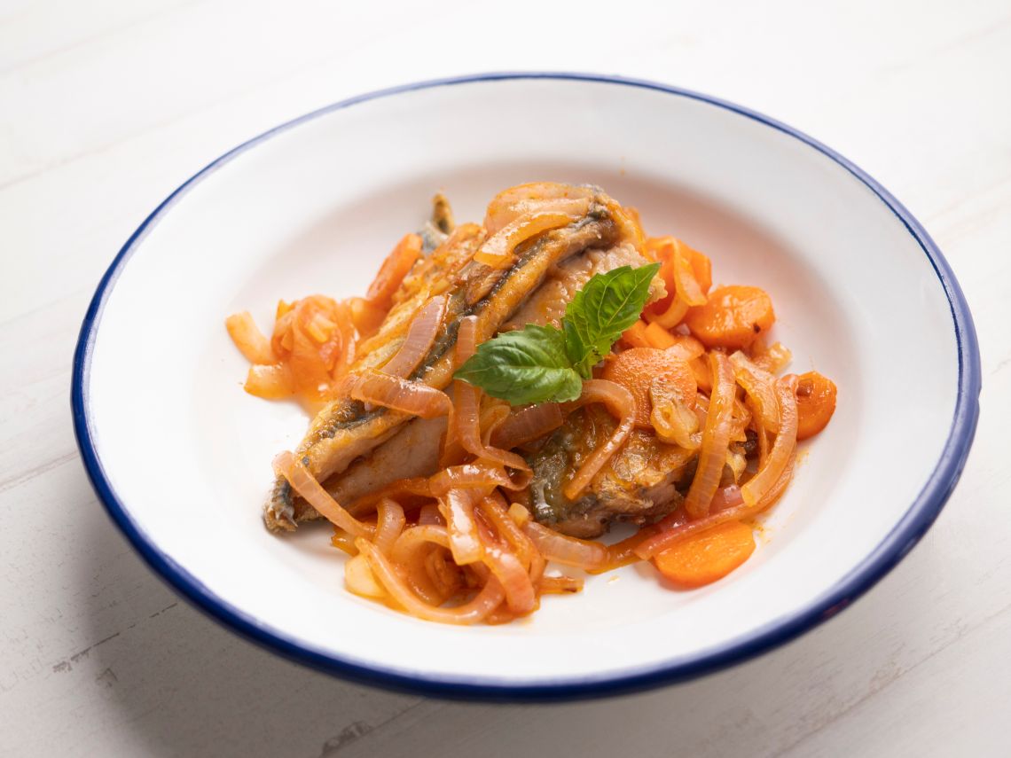 Caballa con verduras en escabeche