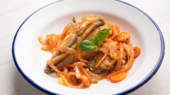 Caballa con verduras en escabeche