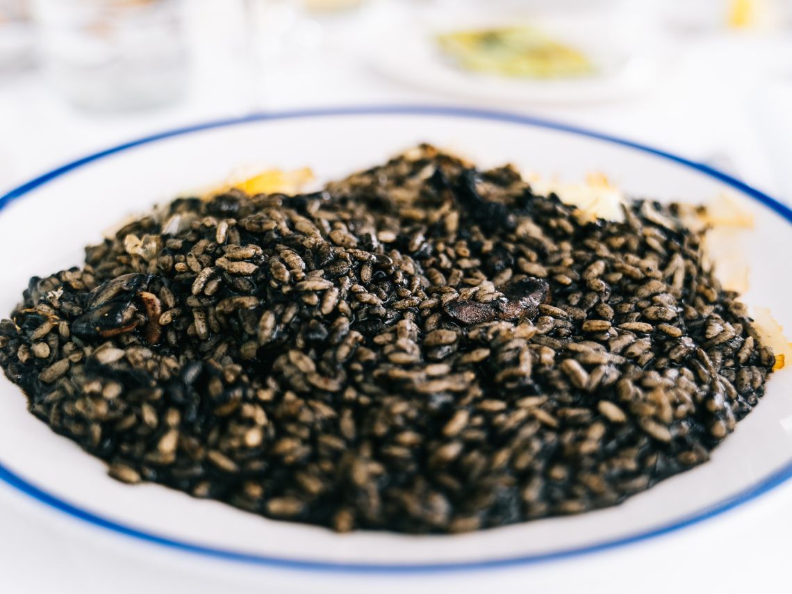 Arroz negro con sepia y gambas