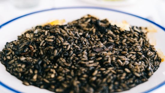 Arroz negro con sepia y gambas