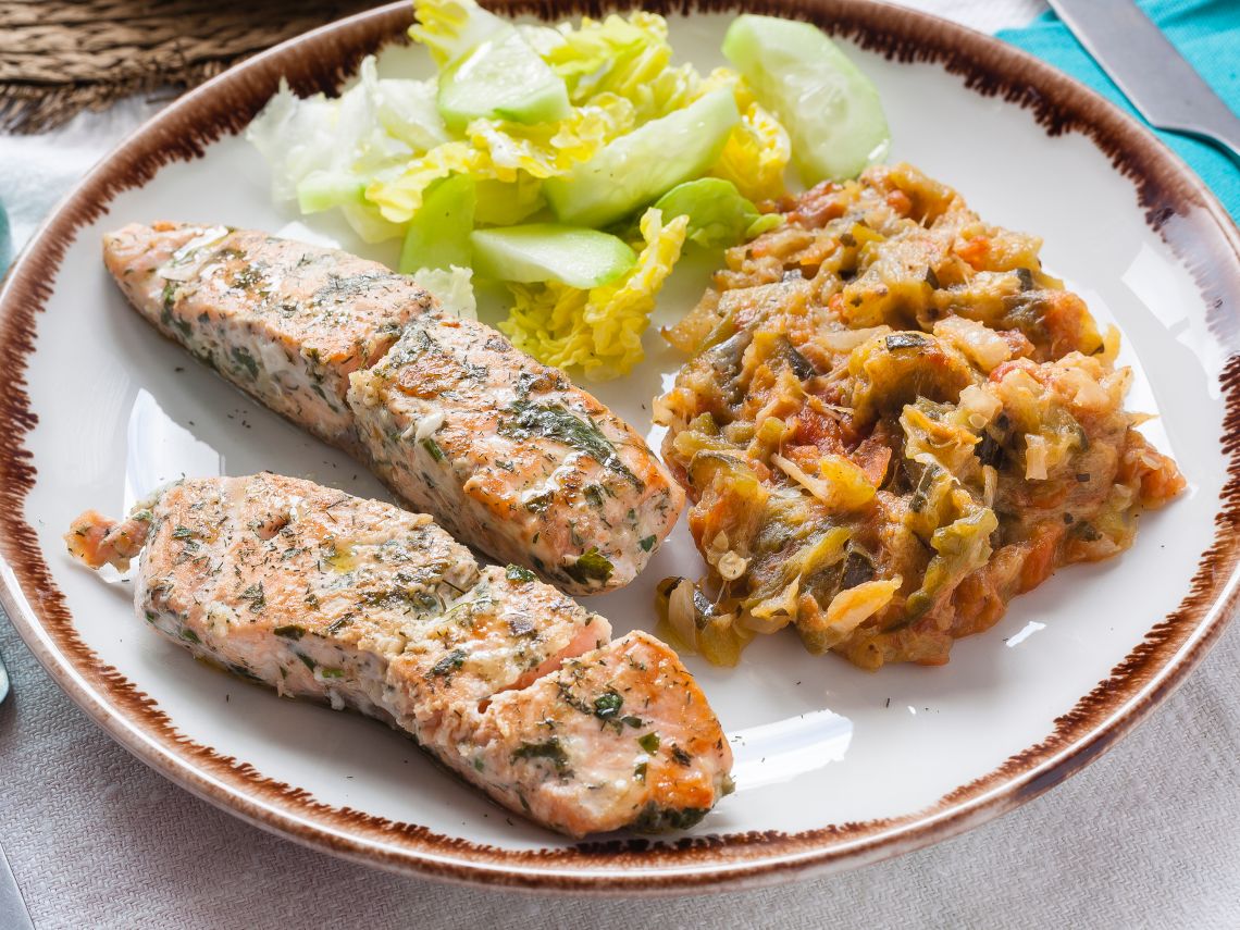 Lomo de salmón noruego sobre ratatouille