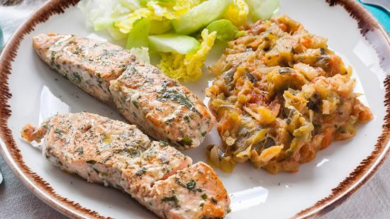 Lomo de salmón noruego sobre ratatouille