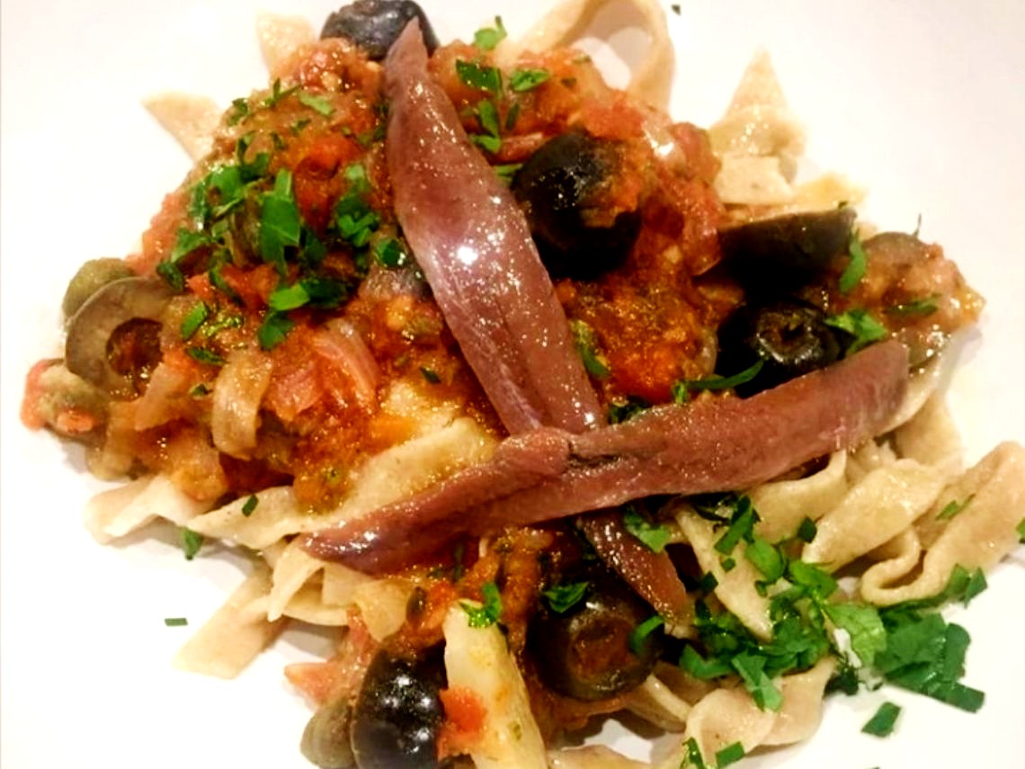 Tallarines a la puttanesca