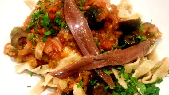 Tallarines a la puttanesca