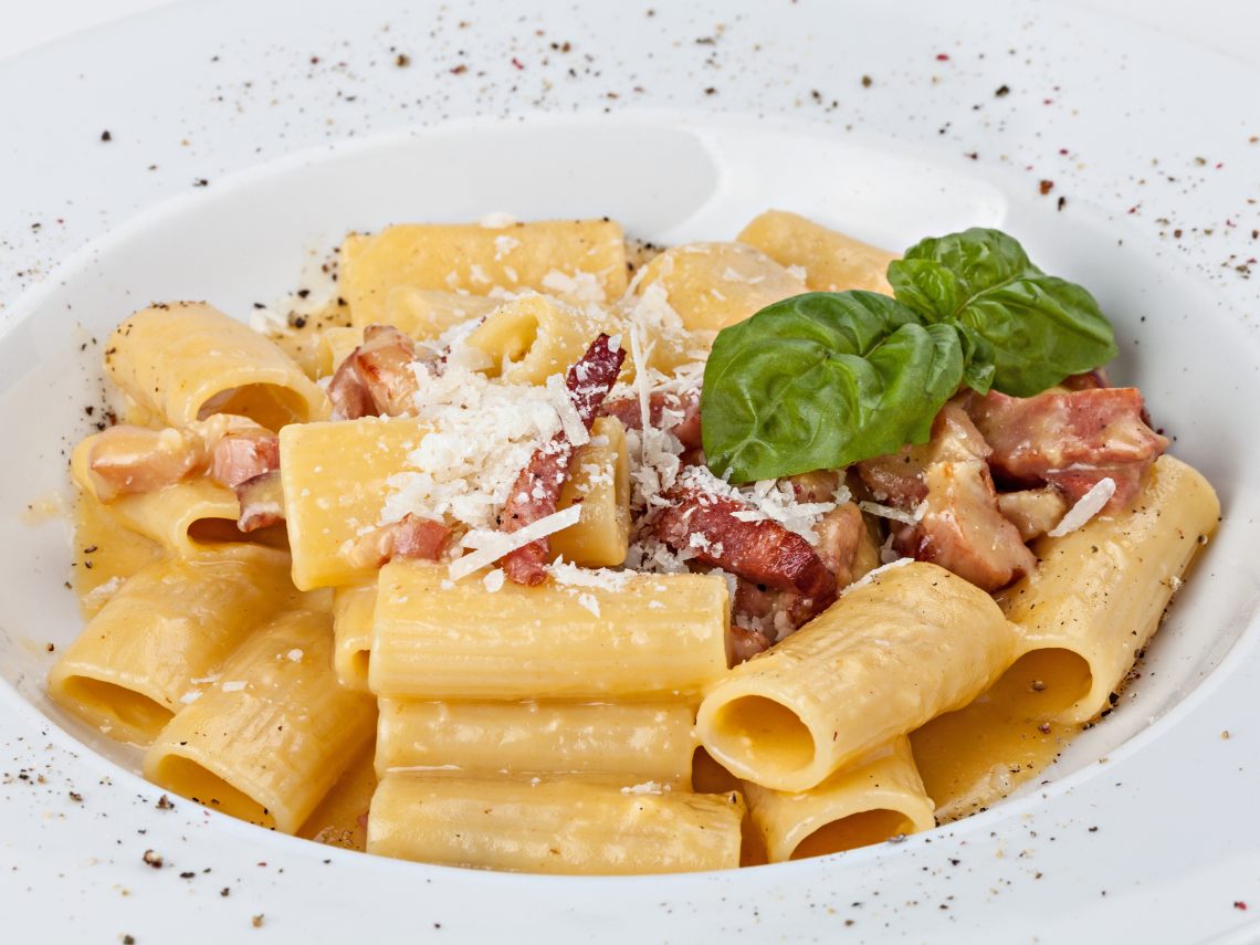 Rigatoni con salsa carbonara