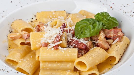 Rigatoni con salsa carbonara