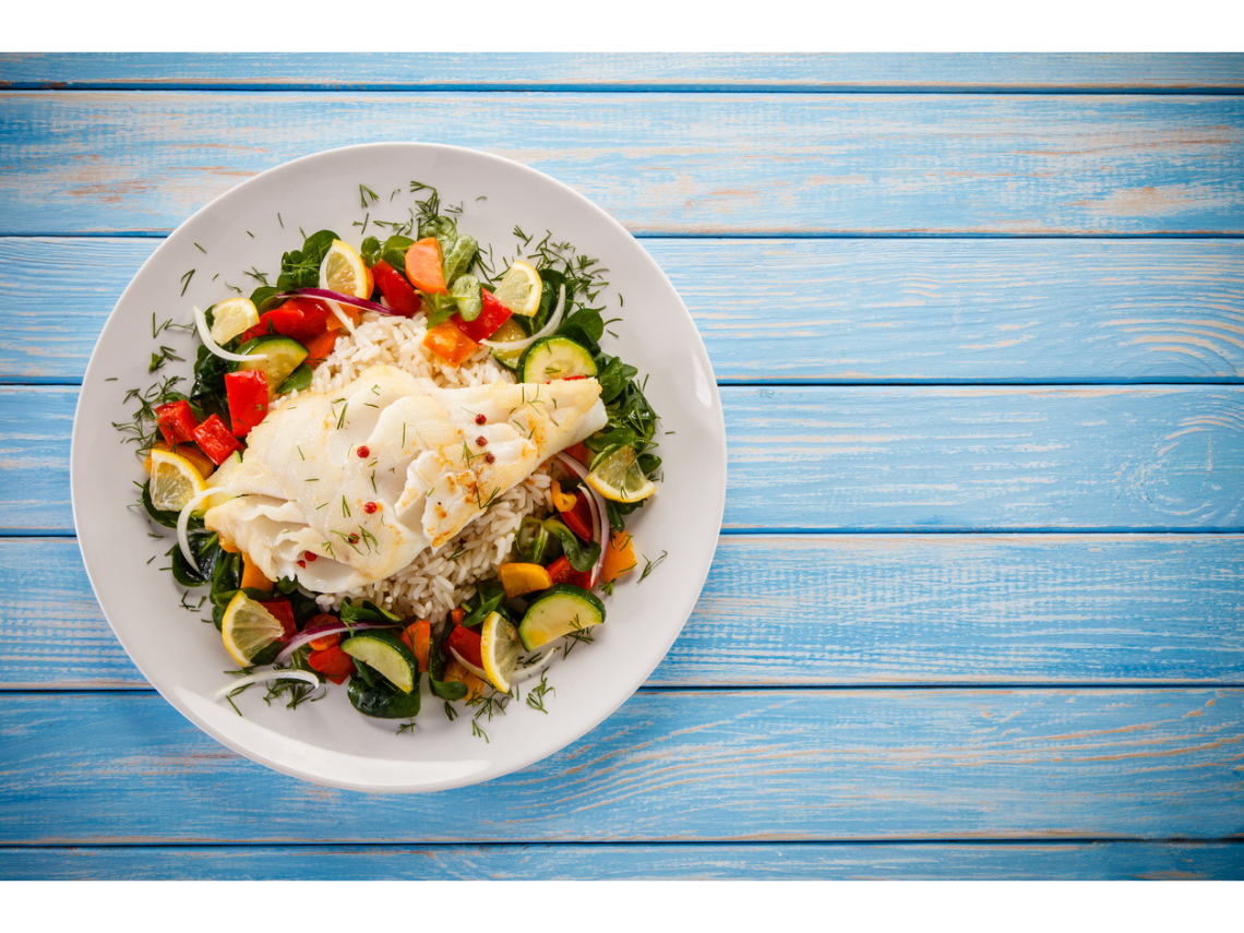Bacalao al horno sobre lecho de arroz basmati salteado con verduritas