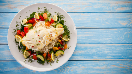 Bacalao al horno sobre lecho de arroz basmati salteado con verduritas