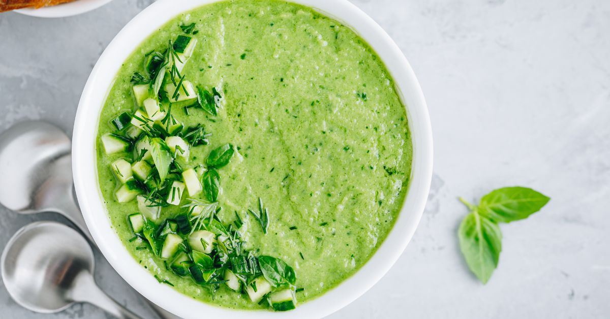 Sopa fría de aguacate con yogurt