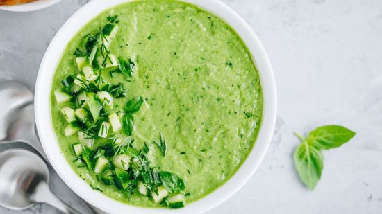 Sopa fría de aguacate con yogurt