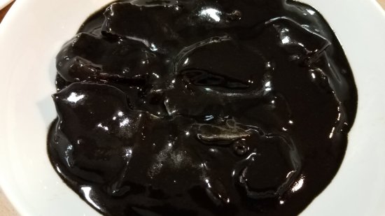 Patatas negras con bacalao