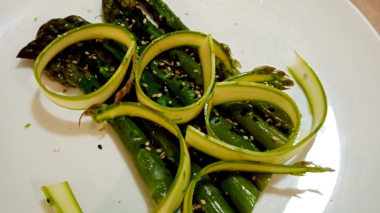 Espárragos trigueros con sésamo y yogurt de aceite de oliva
