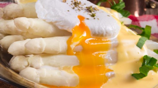 Huevo poché, patata rota, espárragos blancos