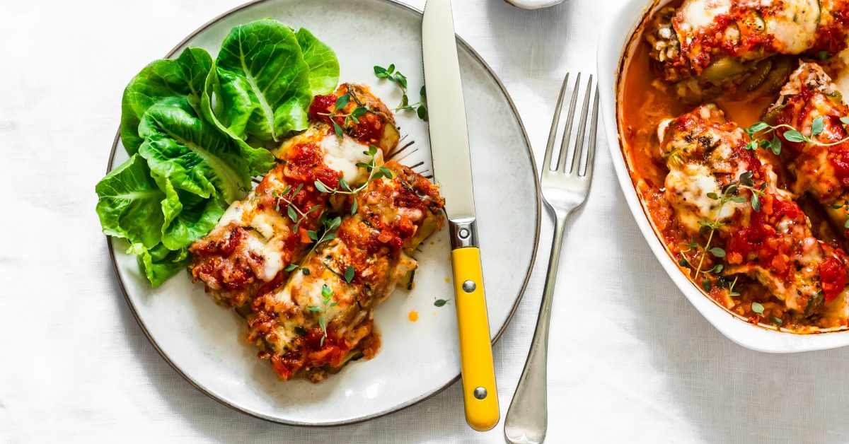 Canelones de calabacín rellenos de ternera con falso pil-pil de piquillos