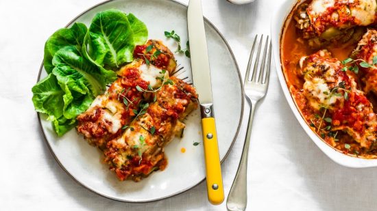 Canelones de calabacín rellenos de ternera con falso pil-pil de piquillos