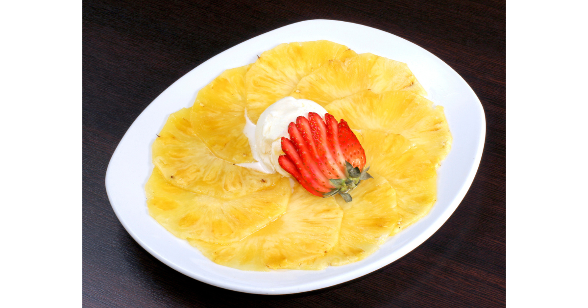 Carpaccio de piña, un postre tropical ideal para verano