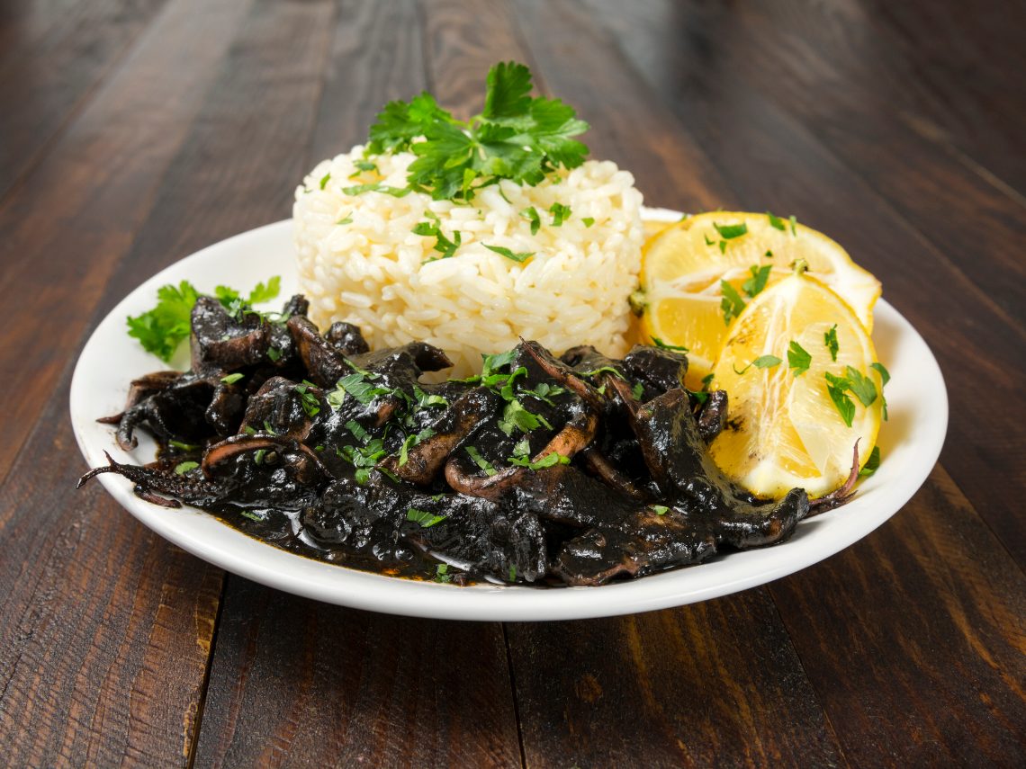 Calamares en su tinta con timbal de arroz blanco al romero