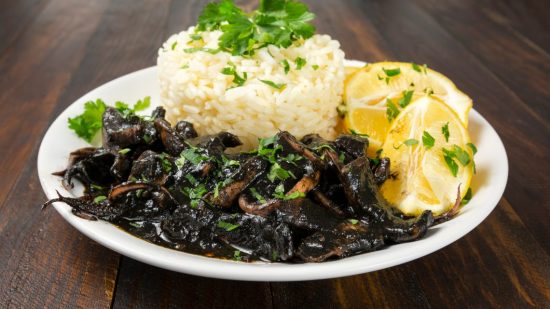 Calamares en su tinta con timbal de arroz blanco al romero