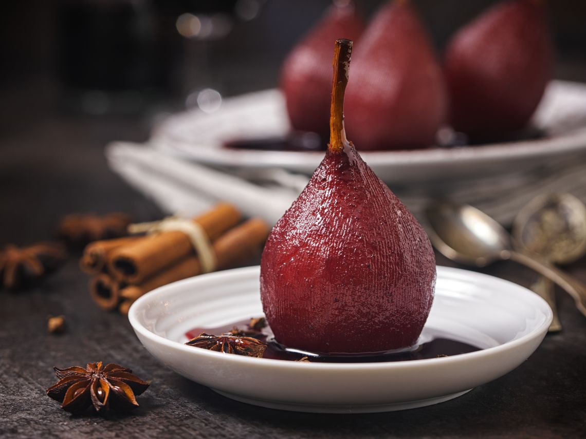 Peras de rincón de soto confitadas al vino tinto