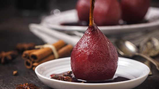 Peras de rincón de soto confitadas al vino tinto