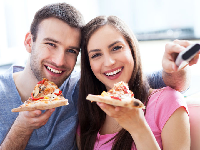 pareja comiendo viendo la tele