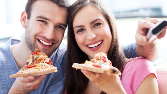pareja comiendo viendo la tele