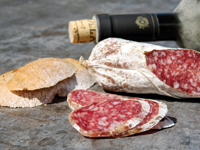 trozos de fuet y pan