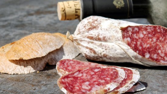 trozos de fuet y pan