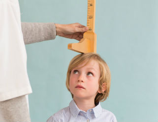 ¿Puedo hacer algo para que mi hijo sea más alto?