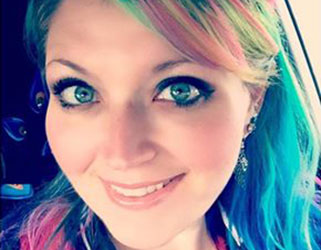 La enfermera viral con el pelo de colores sigue causando furor en las redes sociales