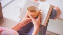 2 libros con mujeres de "armas tomar"