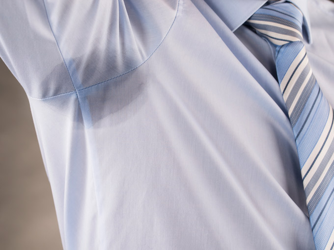 Trucos para quitar las manchas de sudor