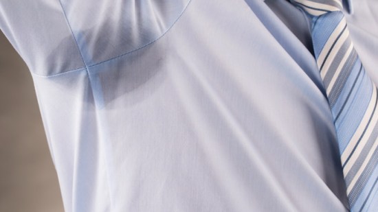 Trucos para quitar las manchas de sudor