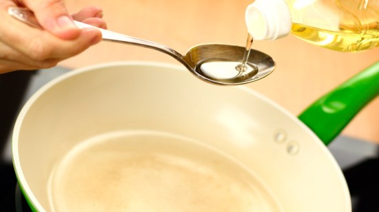 Cucharada de aceite en una sartén.