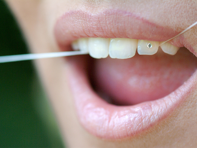 ¿Realmente es bueno usar hilo dental?