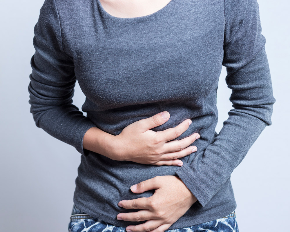 Mujer con dolor de tripa.