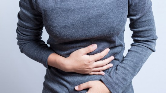 Mujer con dolor de tripa.
