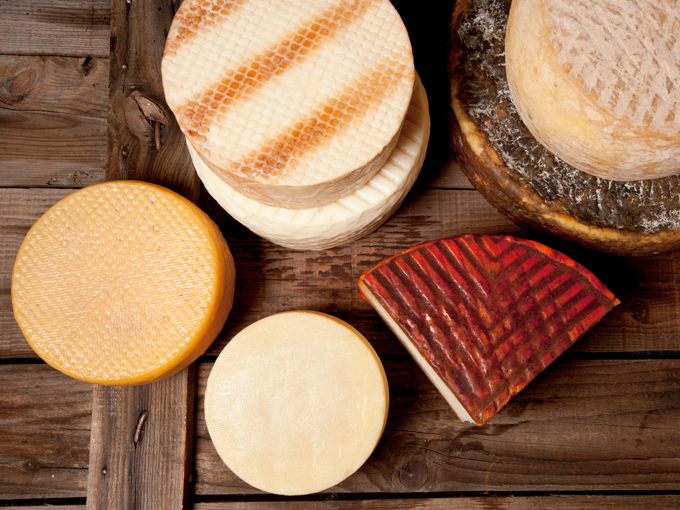 ¿Se pueden comer los bordes del queso?