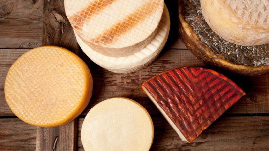 ¿Se pueden comer los bordes del queso?