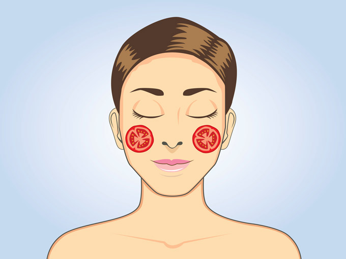 Chica con mascarilla de tomate