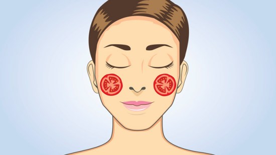 Chica con mascarilla de tomate