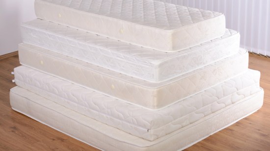 Pila de distintos colchones