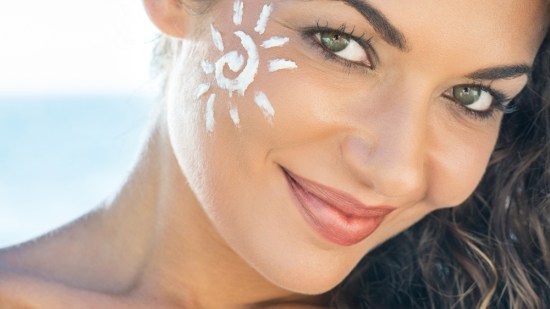 Mujer con protector solar.