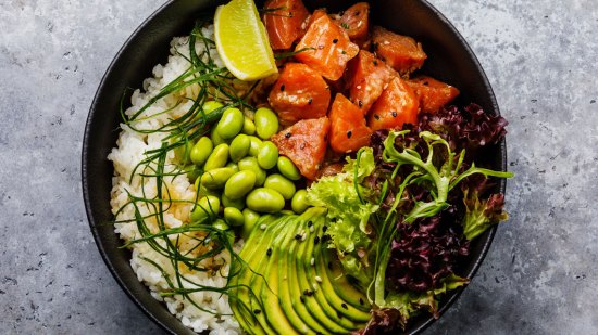 ¿Sabes qué es el poke? Así es el plato hawaiano más de moda