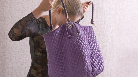 Mirar el interior de tu bolso