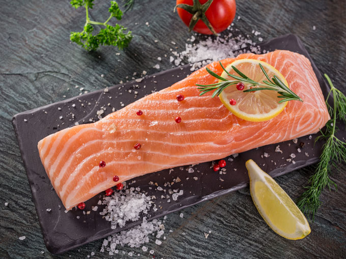 Salmón de piscifactoría con la carne teñida de naranja