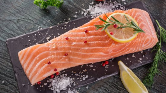 Salmón de piscifactoría con la carne teñida de naranja